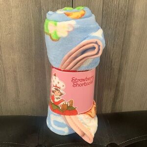 New Strawberry Shortcake 40" x 50" Blue Treat Yoursel Travel Throw Plush Blanket